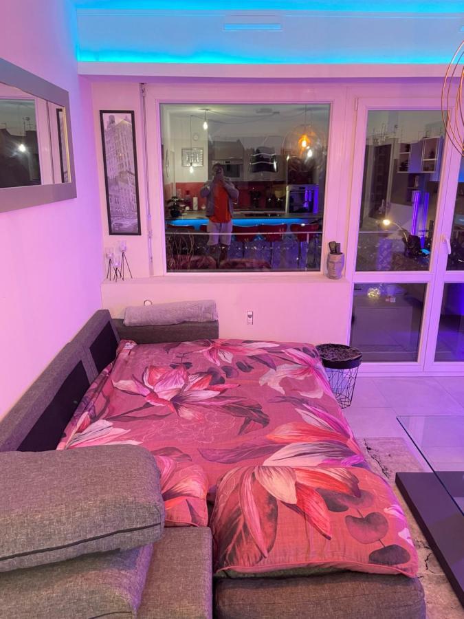 Guest Room "We Are With You In This Flat" Straatsburg Buitenkant foto